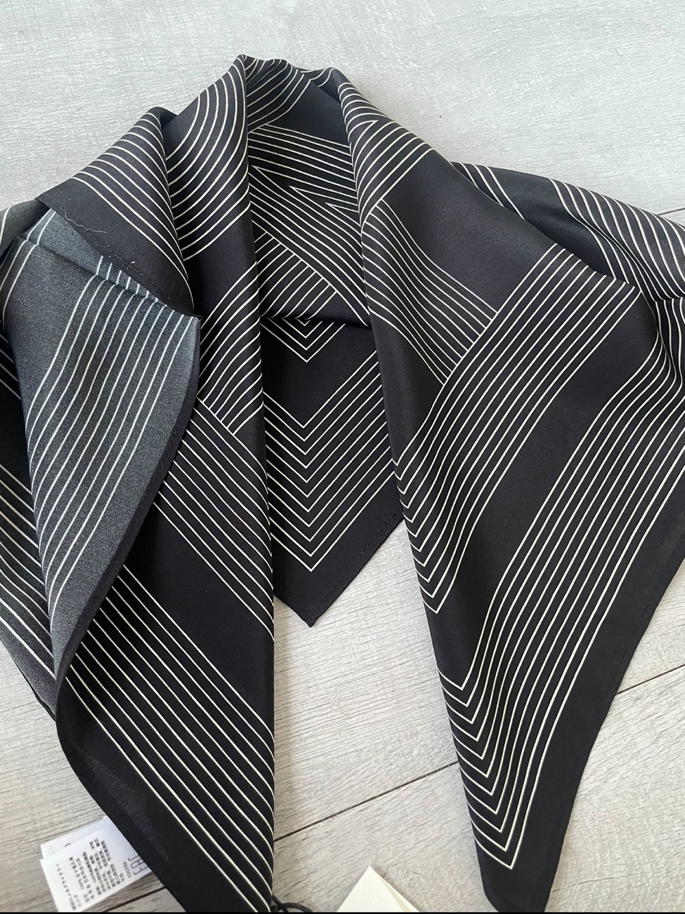 Black & White Geometric Silk Square Scarf Toteme - Picture 3 of 9